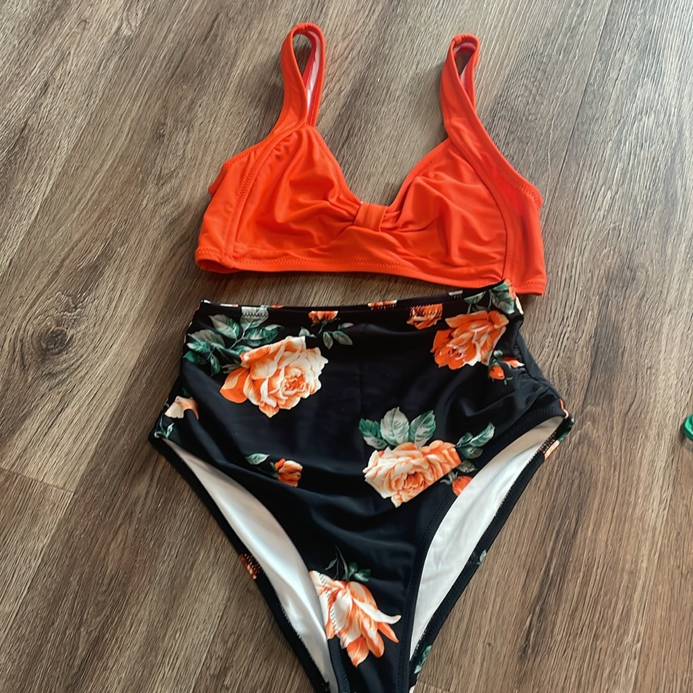 Two bikinis - Picture 2 of 3